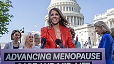 Here�ka a modelka Halle Berryová b�hem projevu p�ed Kapitolem. (2. kv�tna 2024)