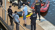 Policisté vytáhli z Vltavy v Praze tlo utonulého mue (5. kvtna 2024)