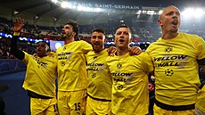 Radost fotbalist Dortmundu po postupu pes PSG: Druhý zleva Mats Hummels,...