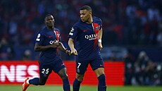 Úto�ník PSG Kylian Mbappé (7) vede mí� v utkání s Dortmundem.