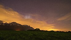 P�elet �ásti rakety Falcon 9 zachytil fotograf Daniel Faix z Gerlachova na...