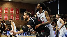 Martin K�í� (vlevo) z Nymburka a Rashad Madden z Ostravy v podko�ovém souboji