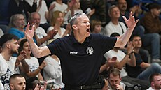 D��ínský kou� Tomá� Grepl pro�ívá zápas.