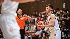 Nymburský rozehráva� Ond�ej Sehnal v ligovém semifinále