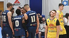 Díntí basketbalisté se radují z úspné akce, smutní ústecký Martin Náblek...