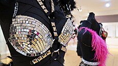Výstava taneních kostým a návrh Lucie Mackové nese název Dance All Night.