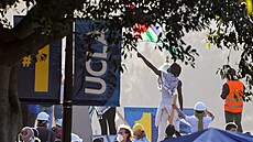 Zastánci Palestiny protestovali na Kalifornské univerzit v Los Angeles. (1....