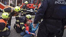 Tramvaj v Plzni srazila chlapce, který ji vbhl do cesty. Stráníci mu pomáhali...
