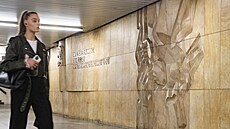 Reliéf z roku 1978 ve vestibulu stanice metra Hradanská obsahuje nápis...