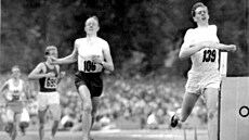 Roger Bannister vítzí v roce 1954 také na Evropských hrách, na trati 1 500...
