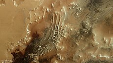 Snímek ásti Marsu ukazuje vyvýenou sí lineárních, míkovitých heben a...
