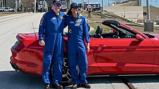 Astronauti Barry �Butch� Wilmore a Sunita Williamsová na spole�né fotografii s...