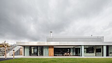 Pohodlný jednopodlaní minimalistický rodinný dm z pohledového betonu stojí v...