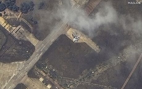 Satelitní fotky útoku ukrajinské armády na ruské letouny na Krymu (15. kvtna...
