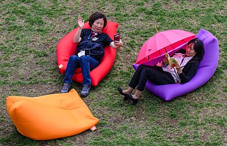 Jihokorejky relaxují na tráv v Soulu (14. íjna 2022)