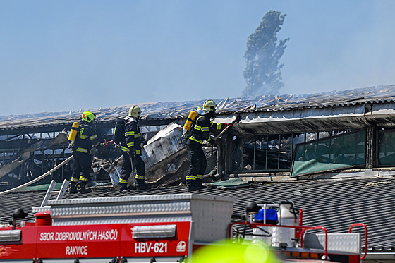 Hořela střecha hospodářsk© budovy v Rakvic­ch, škoda je dva miliony korun
