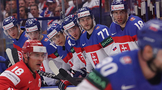 Slovenská stídaka sleduje zápas s Polskem na hokejovém MS v Ostrav.