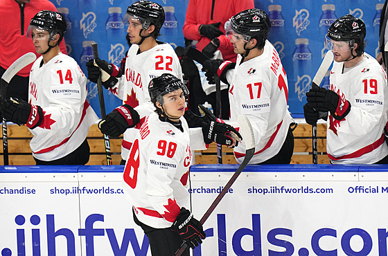 Kanadský útoník Connor Bedard slaví gól proti Velké Britání na hokejovém MS v...