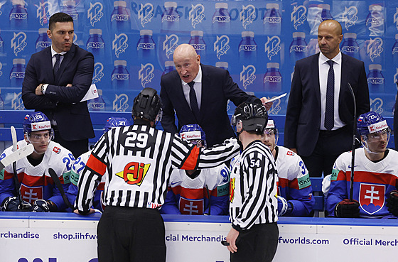 Trenér slovenských hokejist� Craig Ramsay diskutuje s rozhod�ími b�hem zápasu s...