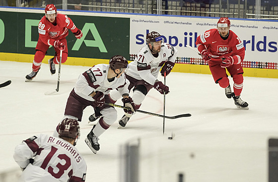 Roberts Bukartis táhne lotyský útok v zápase s Polskem na hokejovém MS v...