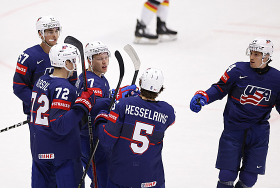 Amerití hokejisté slaví úvodní gól proti Nmecku na hokejovém MS v Ostrav.