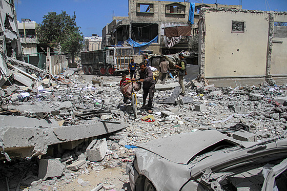 Palestinci se po náletu vracejí do svých dom� ve �tvrti Zeitoun ve m�st� Gaza...