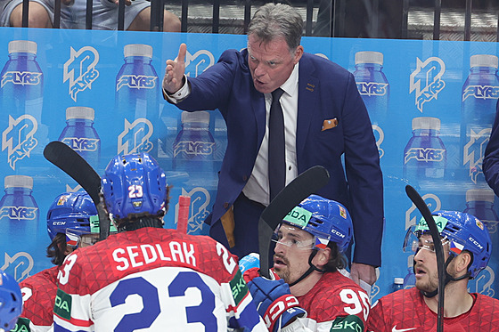 Radim Rulík udílí pokyny hrá��m v utkání proti Dánsku.