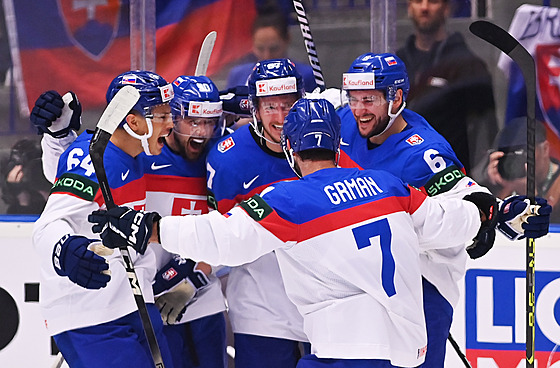 Hokejisté Slovenska se radují z gólu proti Francii.