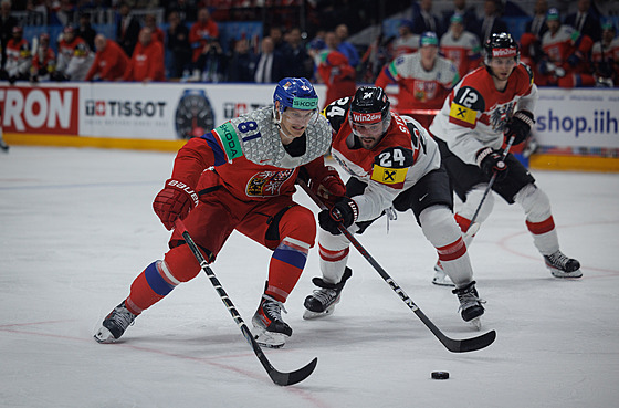 Dominik Kubalík bojuje o puk se Stevenem Strongem z Rakouska.