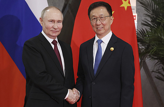 Ruský prezident Vladimir Putin a �ínský viceprezident Chan �eng pózují na...