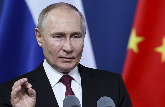 Ruský prezident Vladimir Putin gestikuluje pi rozhovoru se studenty...