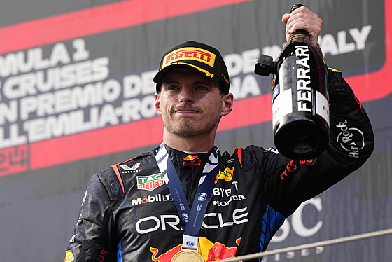 Max Verstappen slaví na pódiu vítzství ve Velké cen Emilia Romagna.