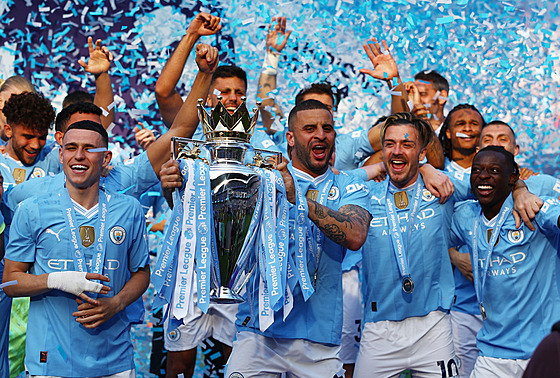 Fotbalisté Manchesteru City slaví mistrovský titul, pohár zvedá kapitán Kyle...