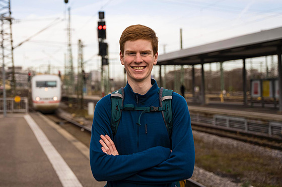 Lasse Stolley opustil pohodlí svého rodinného domova, aby žil v různých vlacích...