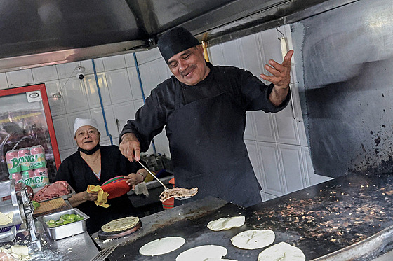 éfkucha Arturo Rivera Martínez pipravuje tacos v restauraci Taqueria El...