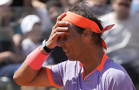 Zklamaný panlský tenista Rafael Nadal ve druhém kole turnaje v ím