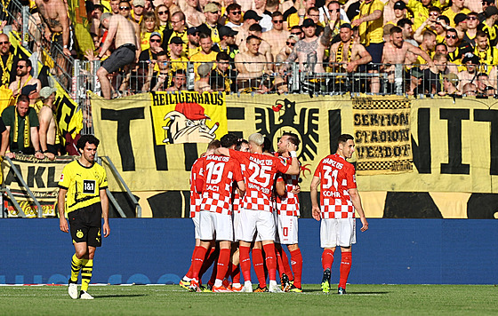 Fotbalisté Mohue se radují z gólu v utkání proti Dortmundu.