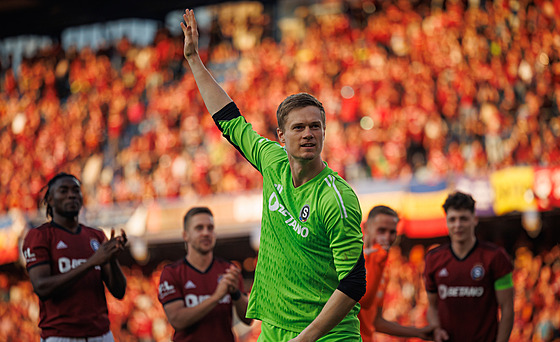 Spar�anský branká� Peter Vindahl oslavuje bezbrankovou remízu v nadstavbovém...