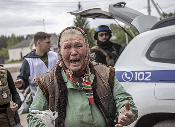 Evakuace obyvatel z ukrajinského Vovansku, ke kterému postoupila ruská armáda....