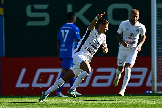 Slovácký Pavel Juro�ka se raduje z gólu na h�i�ti Mladé Boleslavi.