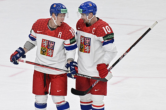 Ond�ej Palát (vlevo) a Roman �ervenka hovo�í b�hem zápasu proti Dánsku.