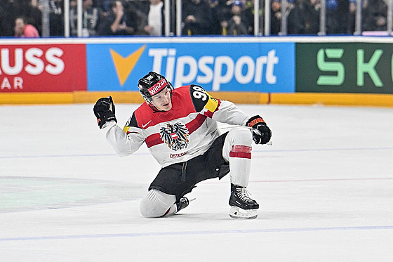 Raku�an Benjamin Baumgartner se raduje ze své vít�zné trefy proti Finsku.