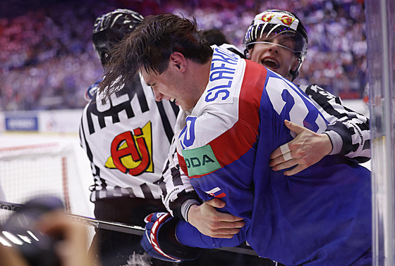 Rozhod�í klidní Juraje Slafkovského v utkání proti Kazachstánu.