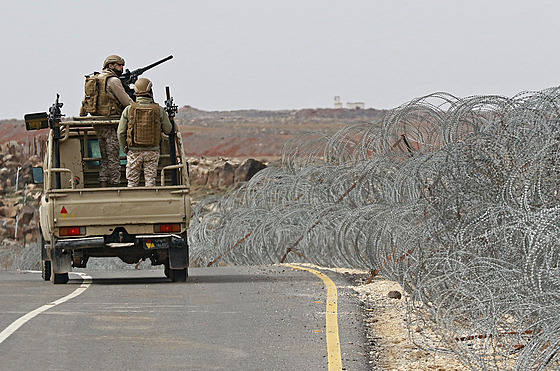 Jordántí vojáci hlídkují na jordánsko-syrské hranici. (17. února 2022)