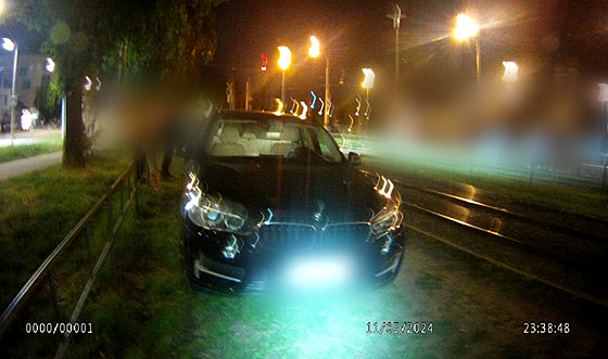 Brnntí stráníci narazili v ulici Hlinky na erné BMW jedoucí po tramvajových...