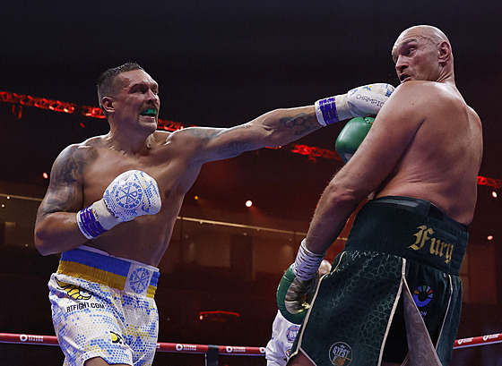 Olexsandr Usyk (vlevo) trefuje Tysona Furyho.