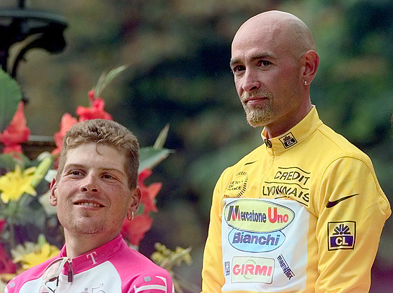 Marco Pantani (vpravo) pózuje ve lutém dresu po vítzství na Tour 1998 spolu s...