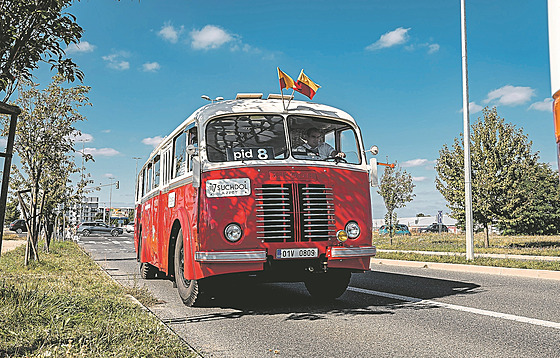 Do Bubene se mete svézt autobusem Karosa D11 nebo koda 706 RTO LUX....