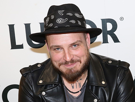 Xotin va er rus tilida tranny porno videosini suratga olishdi.