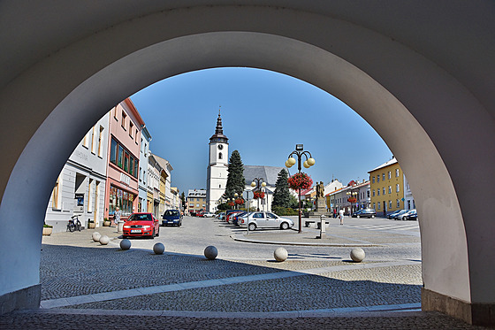 Pohled na námstí Bílovce od místní radnice.